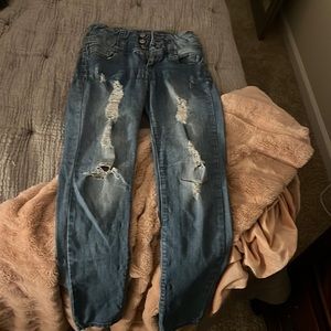 Light wash ripped jeans. High wasted 3 buttons and zipper.